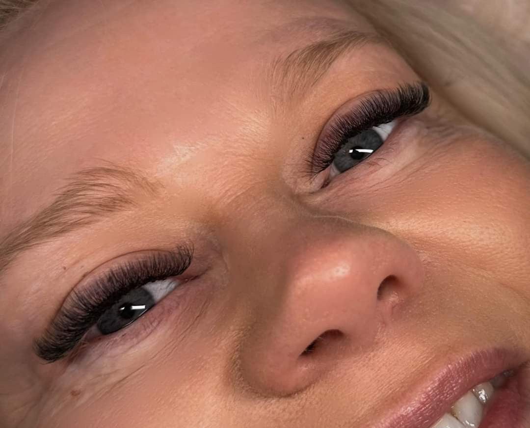 ladybuglashes lashglue lashtrays lashadhesive glueretention cloverlashes wlashes yylashes premades promades lashes