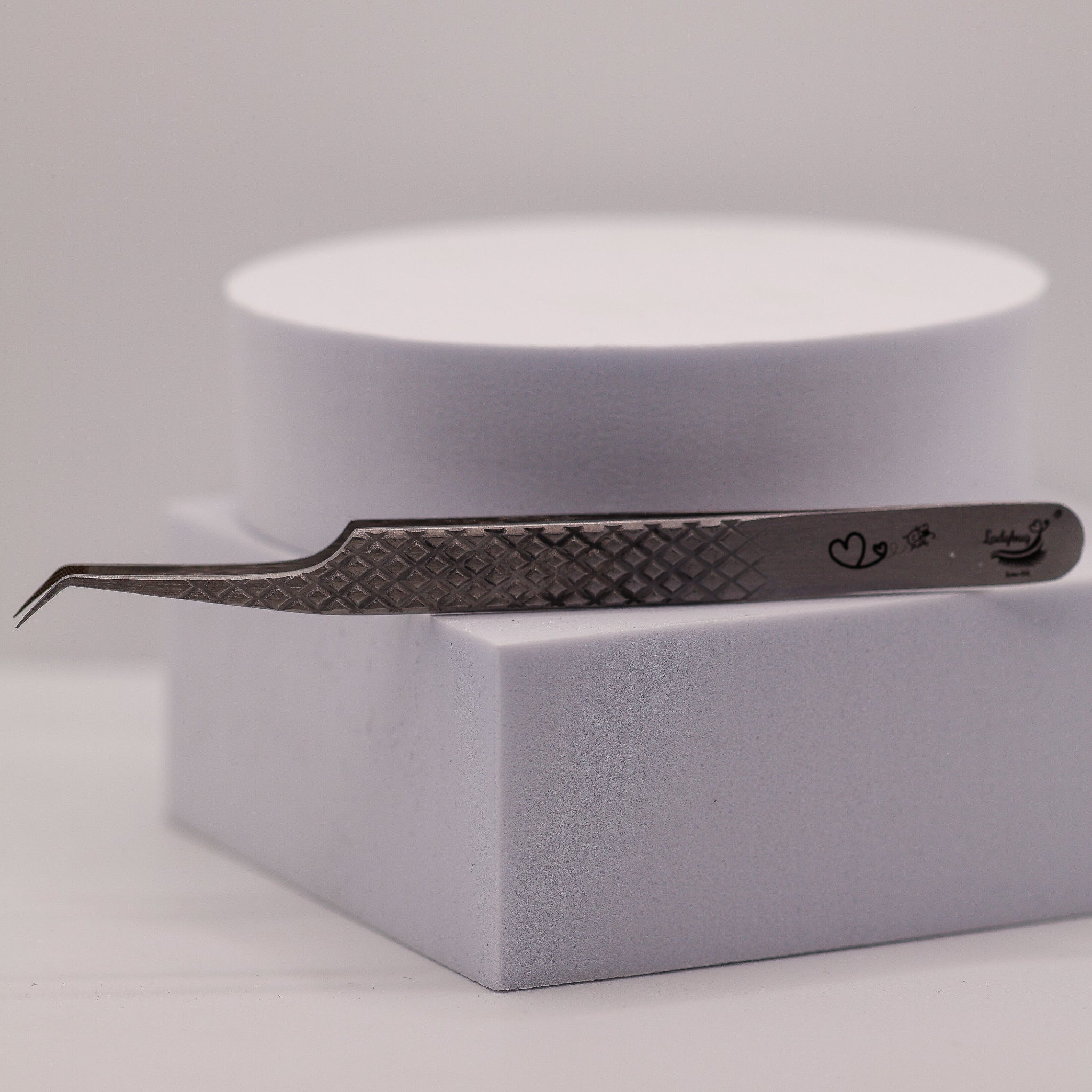LADYBUGLASHES Hybrid 45° Tweezers Fibre Grip – precision lash extension tool