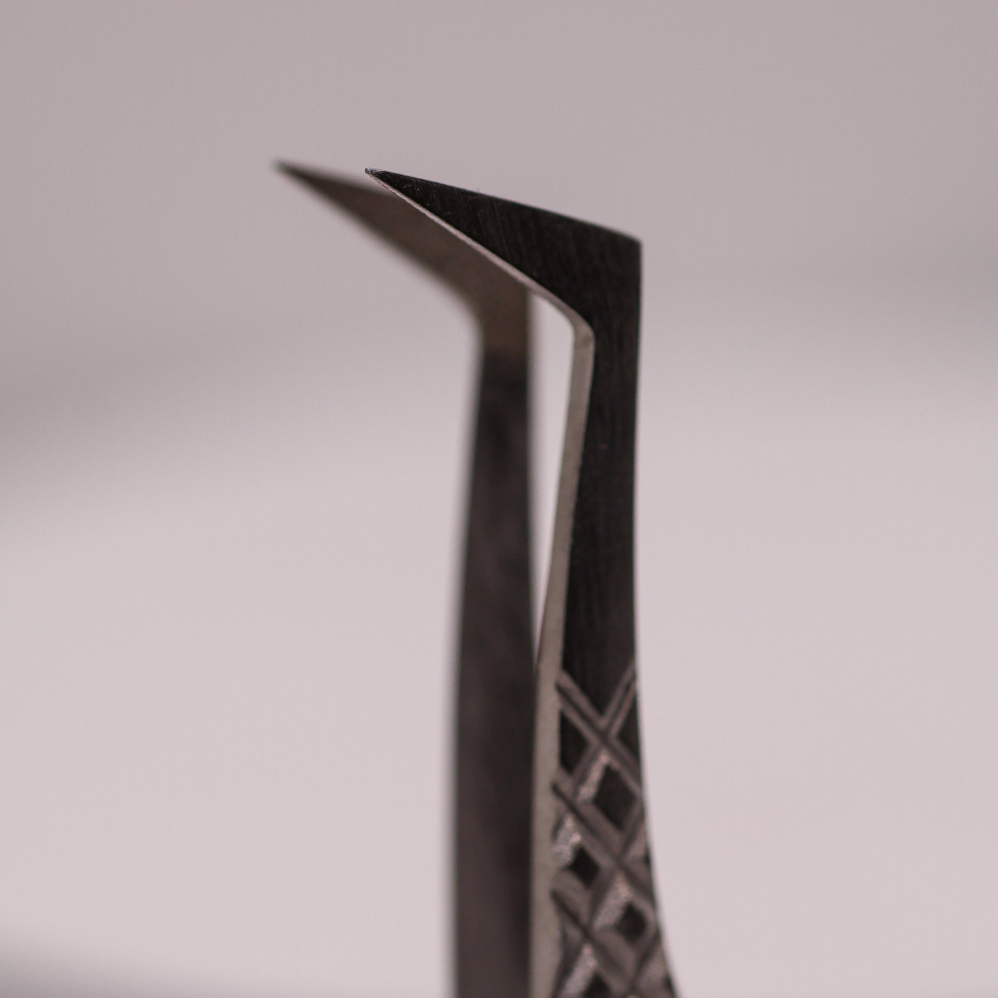LADYBUGLASHES Isolation Boot Tweezers – fibre grip tip, alternative angle