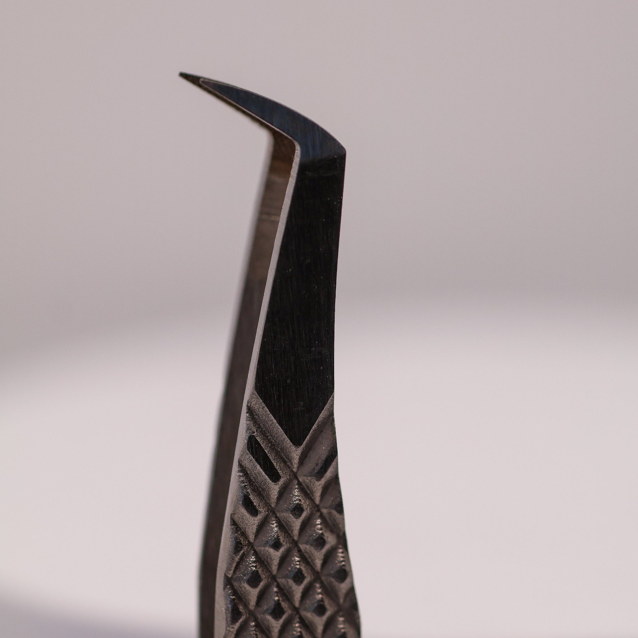 Close-up of LADYBUGLASHES Halo 90° Tweezers – fibre grip tip detail