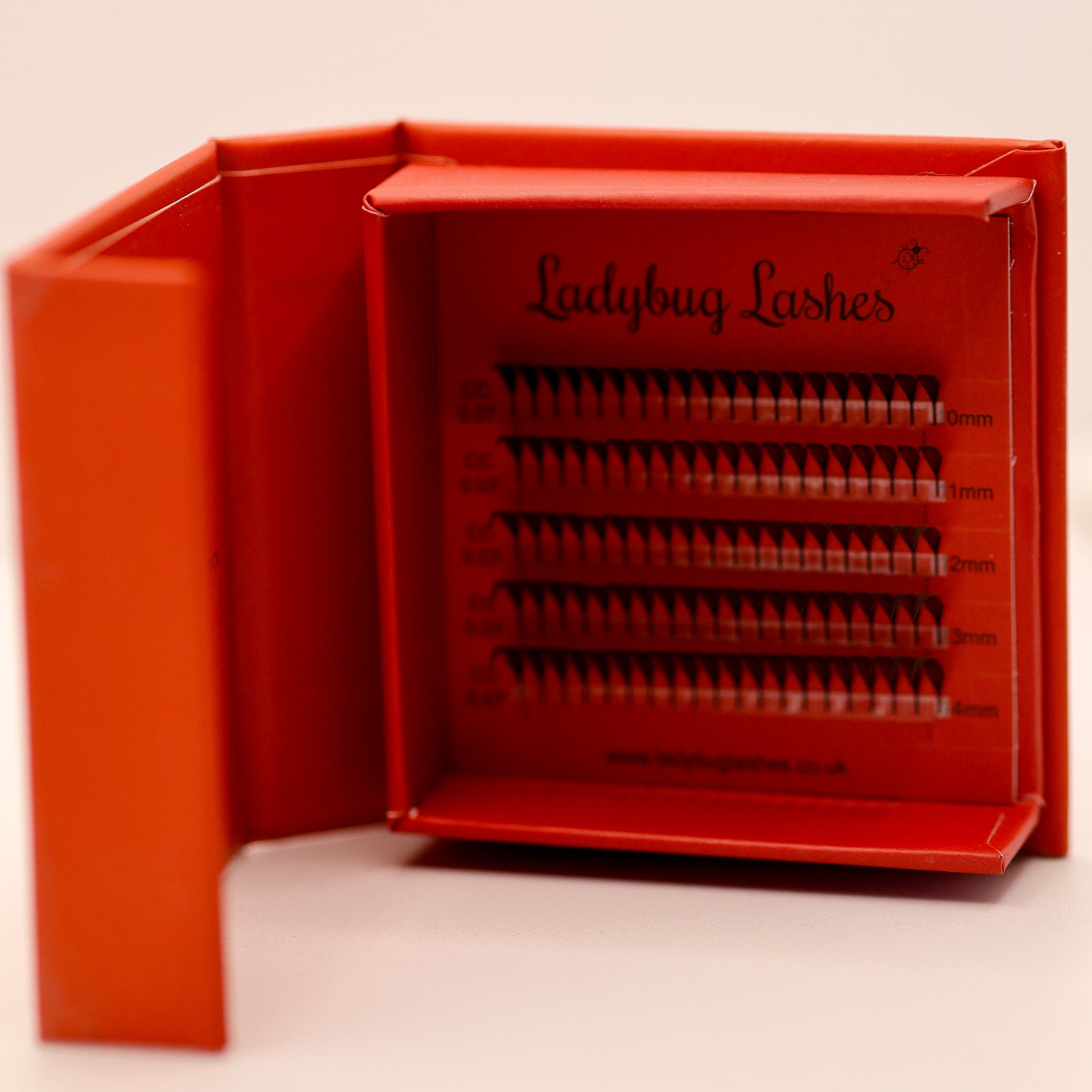 Sample Anime Feather Lash Tray – spike feather lashes, laser-printed, ultra-light fibres, 10–14mm lengths, C/CC/D curls available