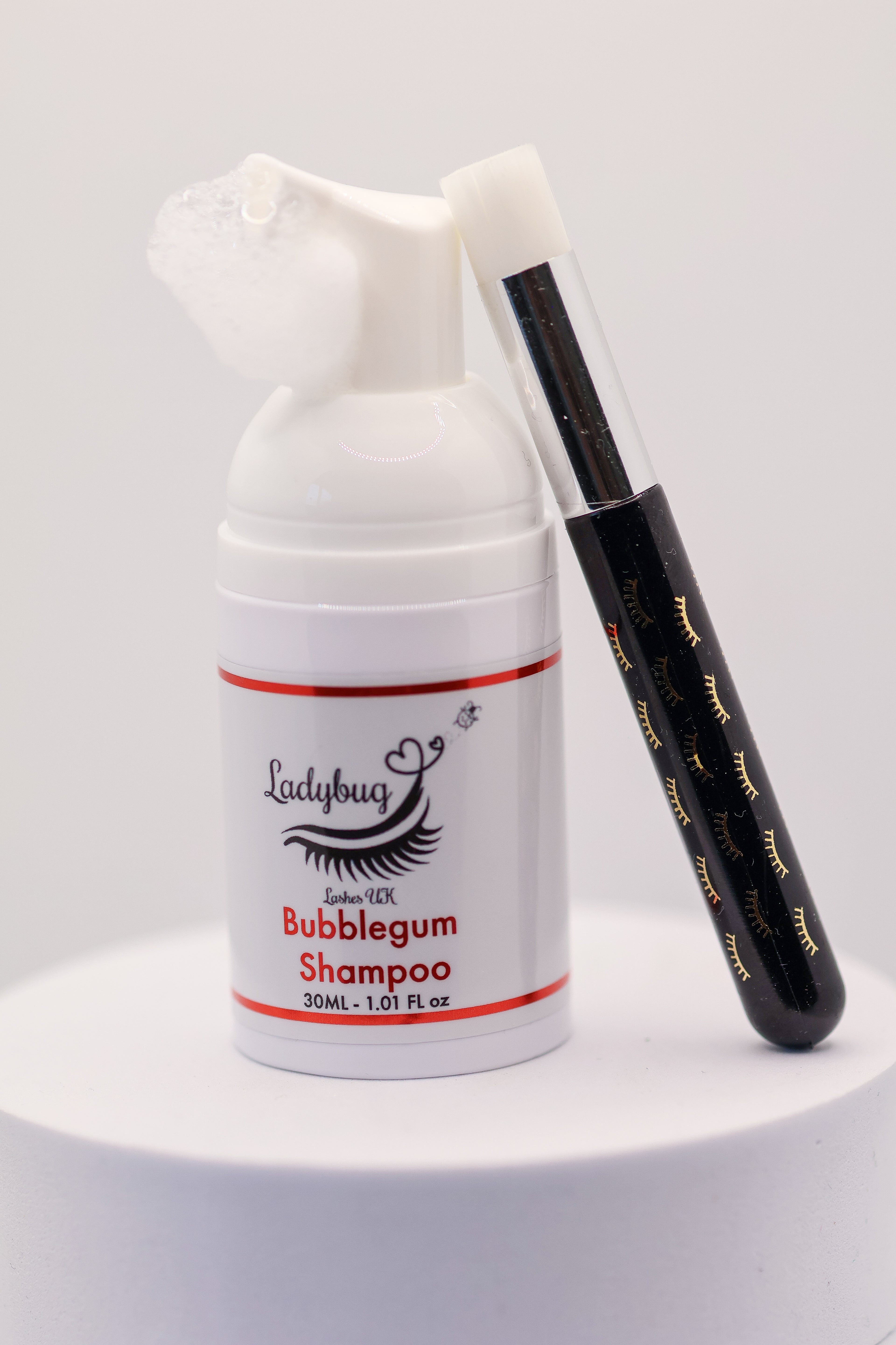 LADYBUGLASHES Bubblegum Scented Lash Shampoo 30ml – shampoo dispensed with cleansing brush