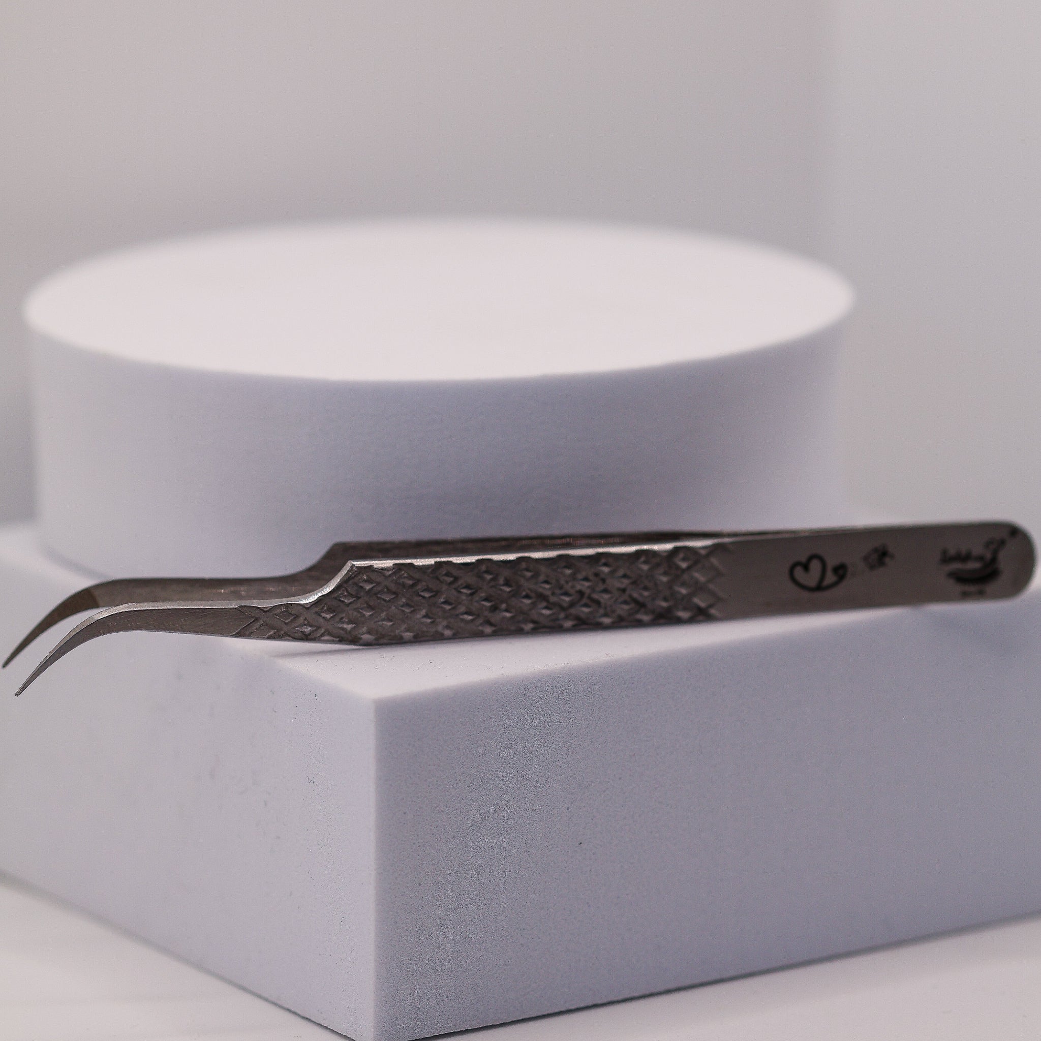 LADYBUGLASHES All Purpose Curved 60° Tweezers Fibre Grip – precision lash extension tool