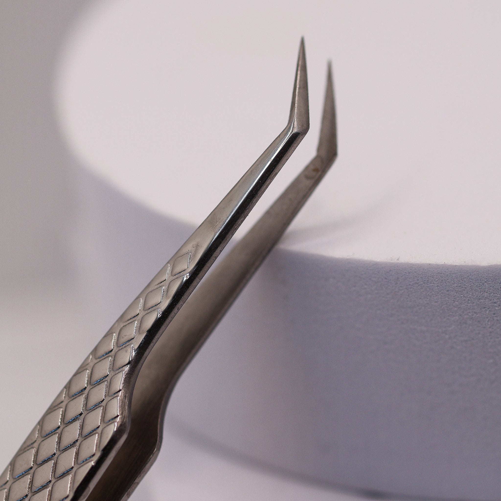 LADYBUGLASHES Angled Volume Tweezers – silver fibre grip tip, close-up