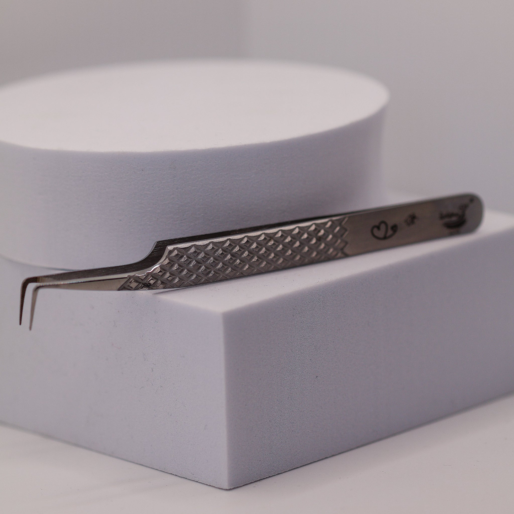 LADYBUGLASHES Classic 90° Tweezers Fibre Grip – precision lash extension tool
