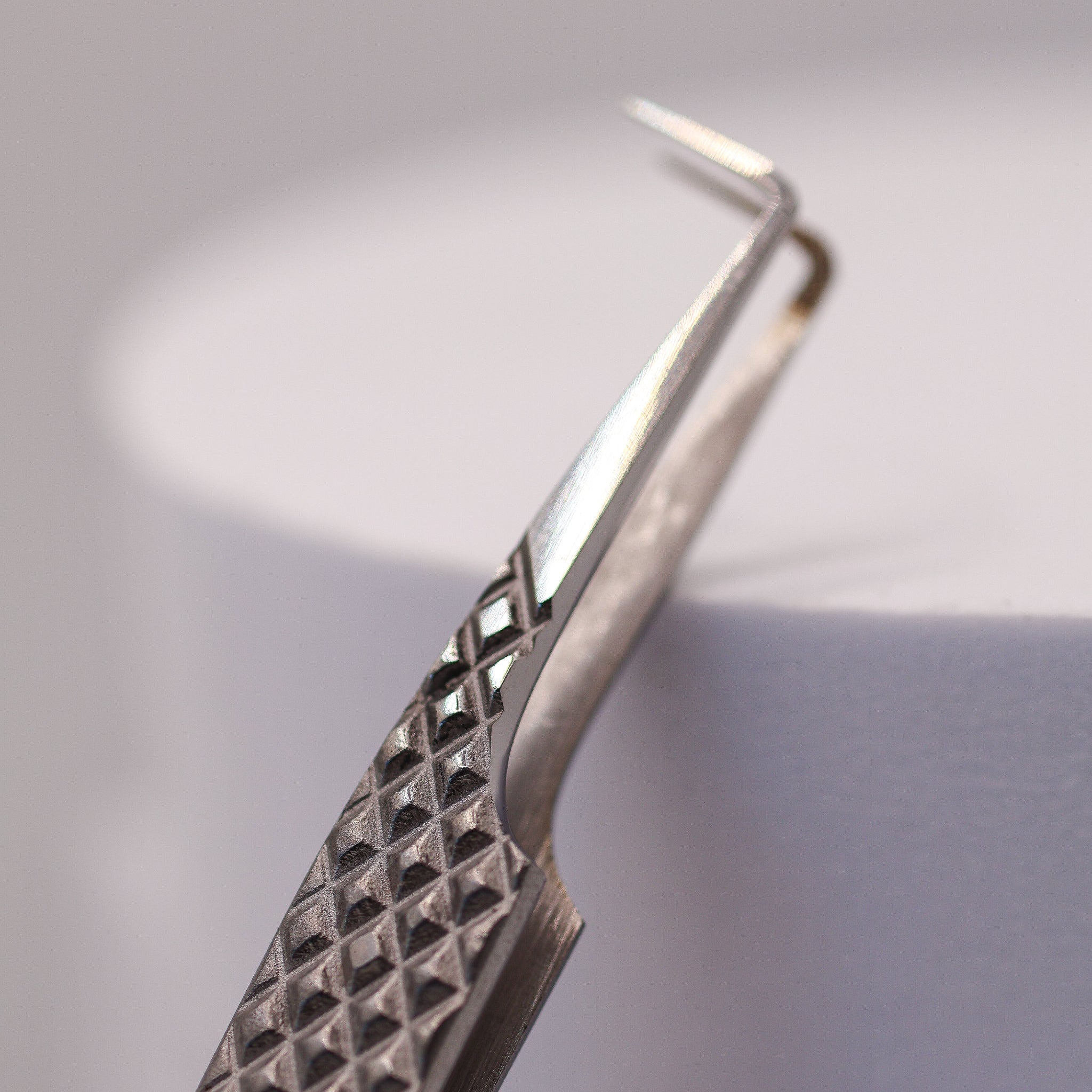 Close-up of LADYBUGLASHES Classic 90° Tweezers – fibre grip tip detail