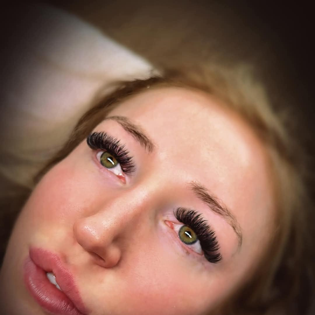 ladybuglashes lashglue lashtrays lashadhesive glueretention cloverlashes wlashes yylashes premades promades lashes