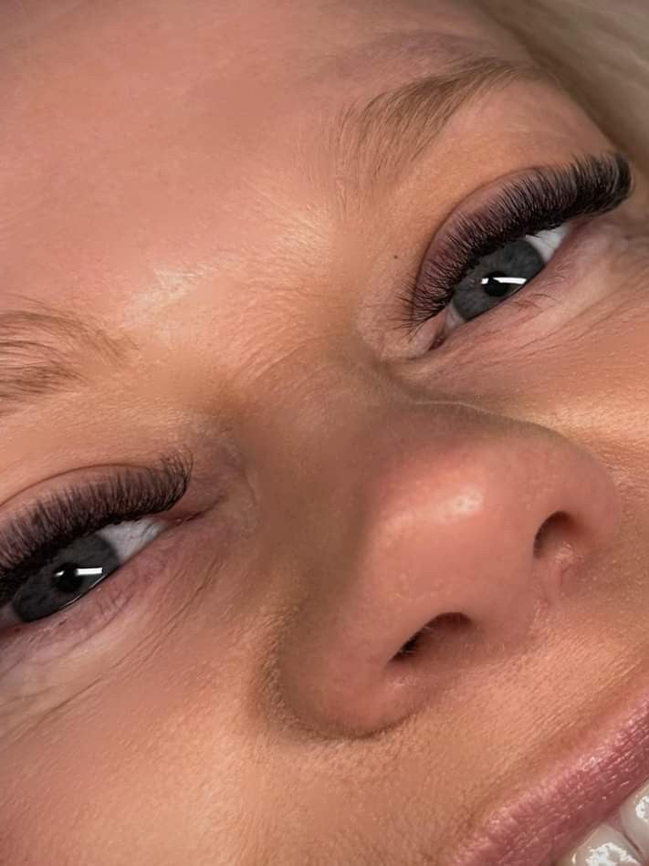 ladybuglashes lashglue lashtrays lashadhesive glueretention cloverlashes wlashes yylashes premades promades lashes