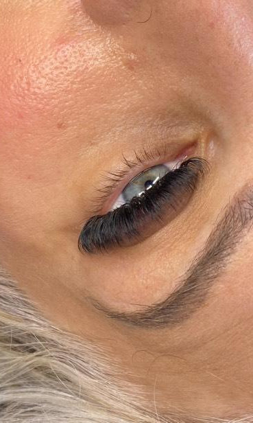 ladybuglashes lashglue lashtrays lashadhesive glueretention cloverlashes wlashes yylashes premades promades lashes