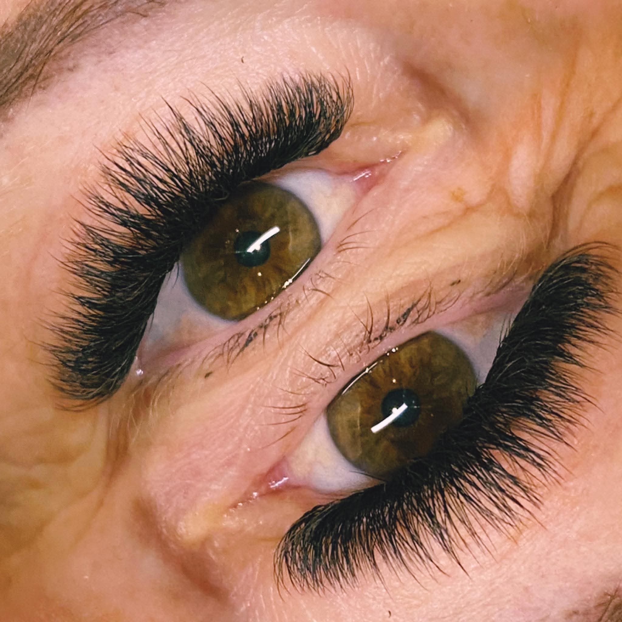 4D Clover Lash Extensions – 16 Rows
