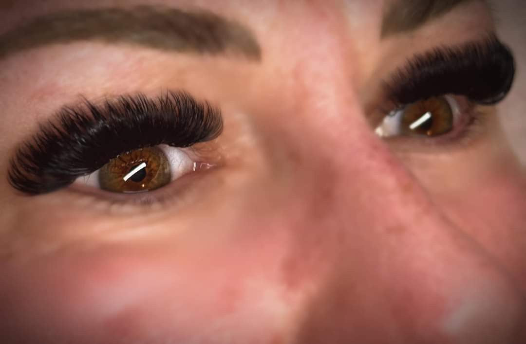 Black Volume Lashes – 16 Row Mixed Tray