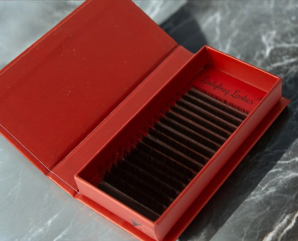 ✨ Why Brown Lashes?
They add depth and warmth without the harsh contrast of black—perfect for blondes, redheads, or anyone after a softer, more natural look with a hint of luxe drama. 😍