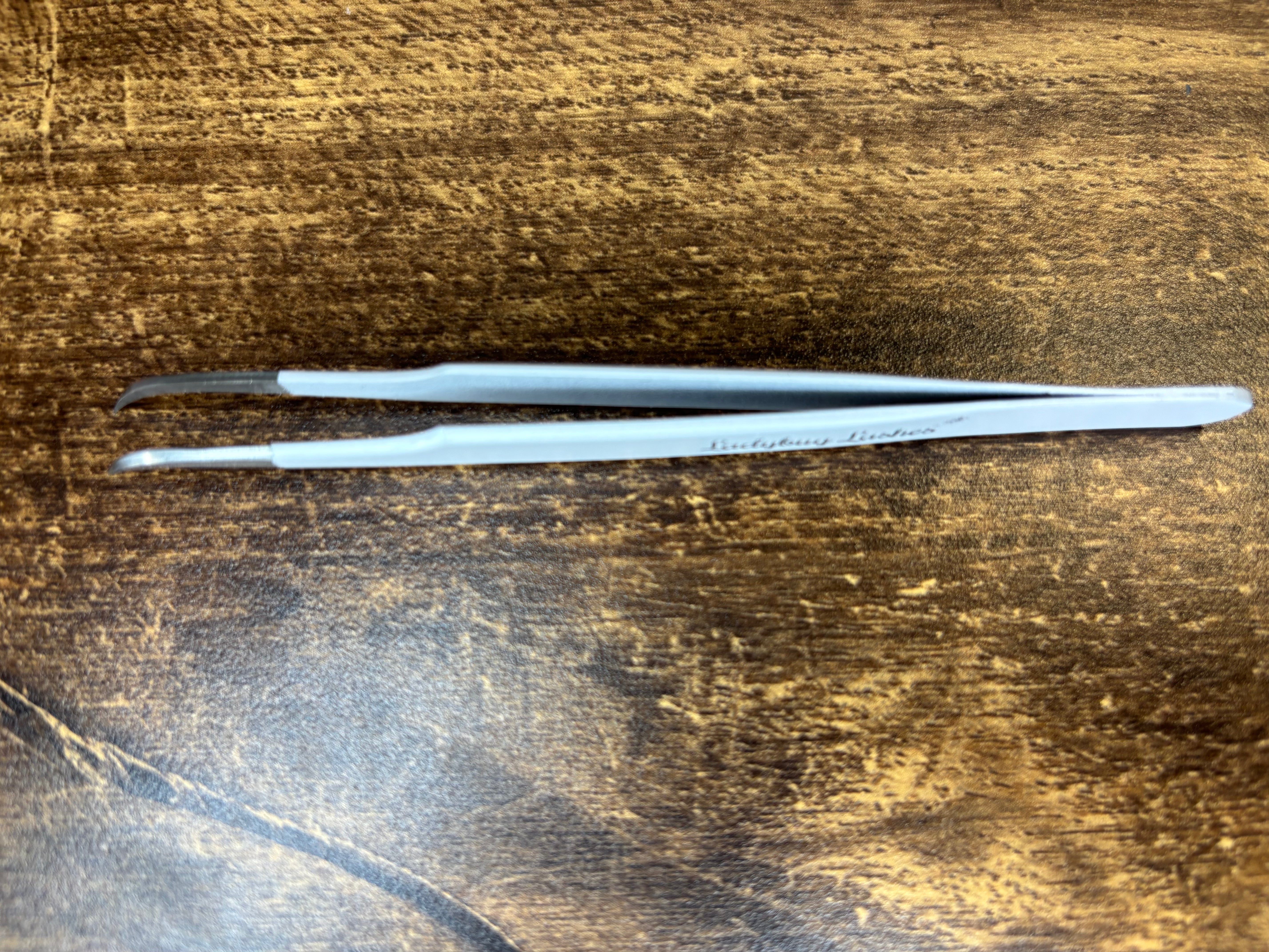 Non-Fibre Grip Curved Tweezers – Perfect for Isolation & Fans