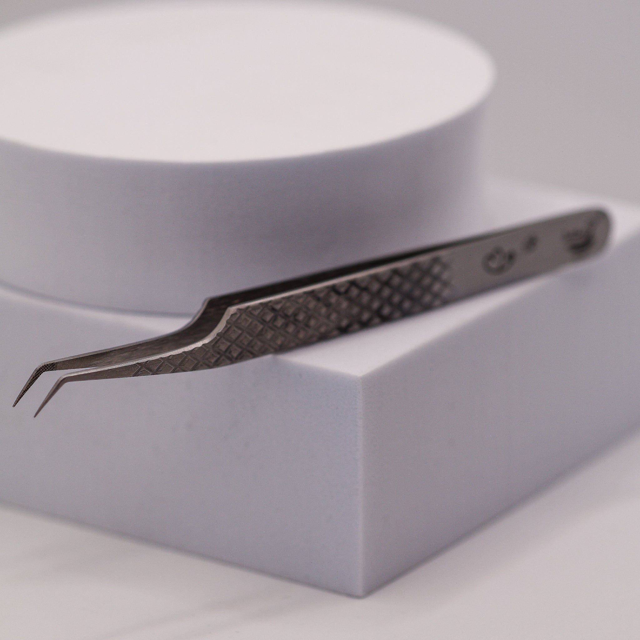 LADYBUGLASHES Hybrid 45° Tweezers Fibre Grip – alternative angle