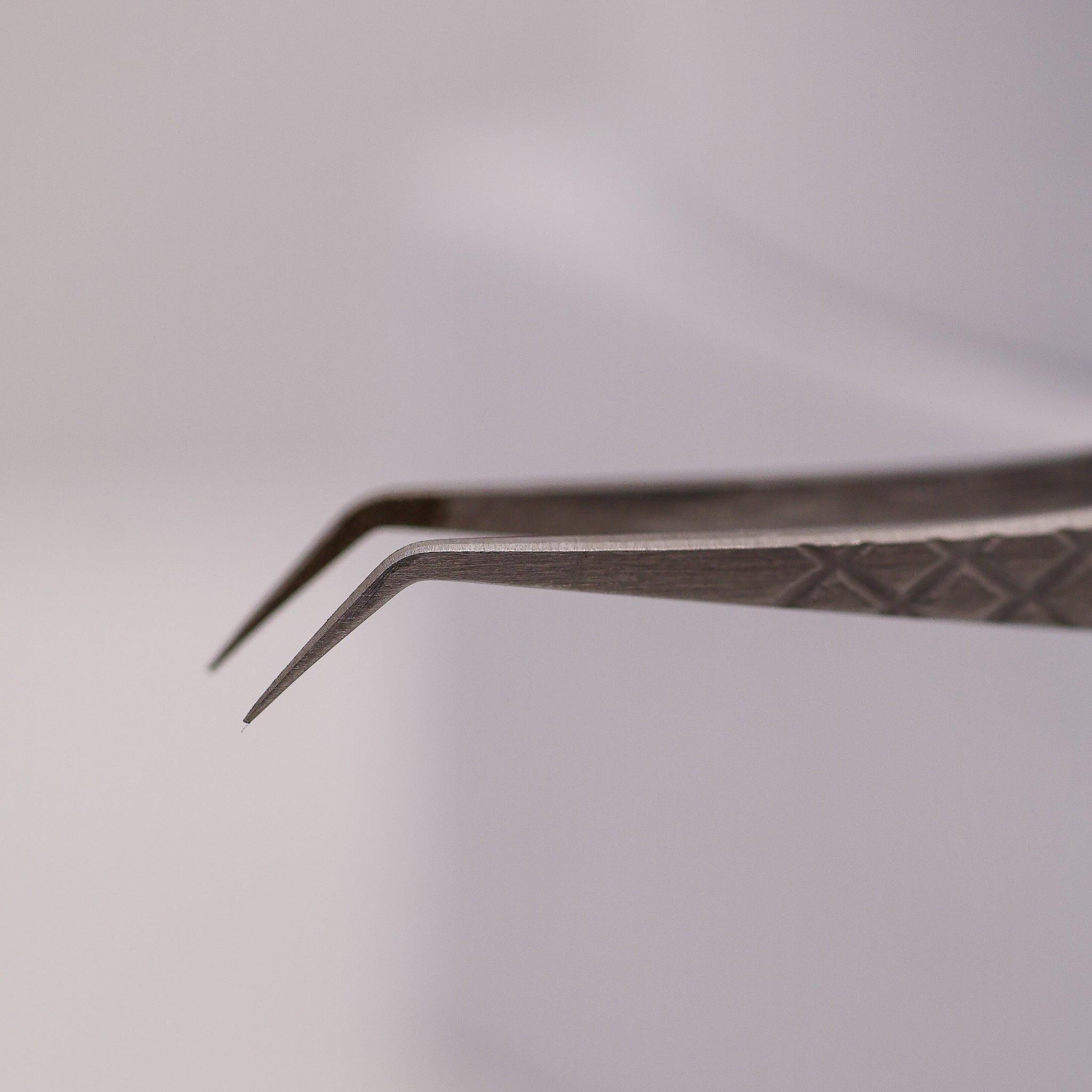 LADYBUGLASHES Hybrid 45° Tweezers – fibre grip tip, alternative angle