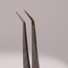 Close-up of LADYBUGLASHES Hybrid 45° Tweezers – fibre grip tip detail