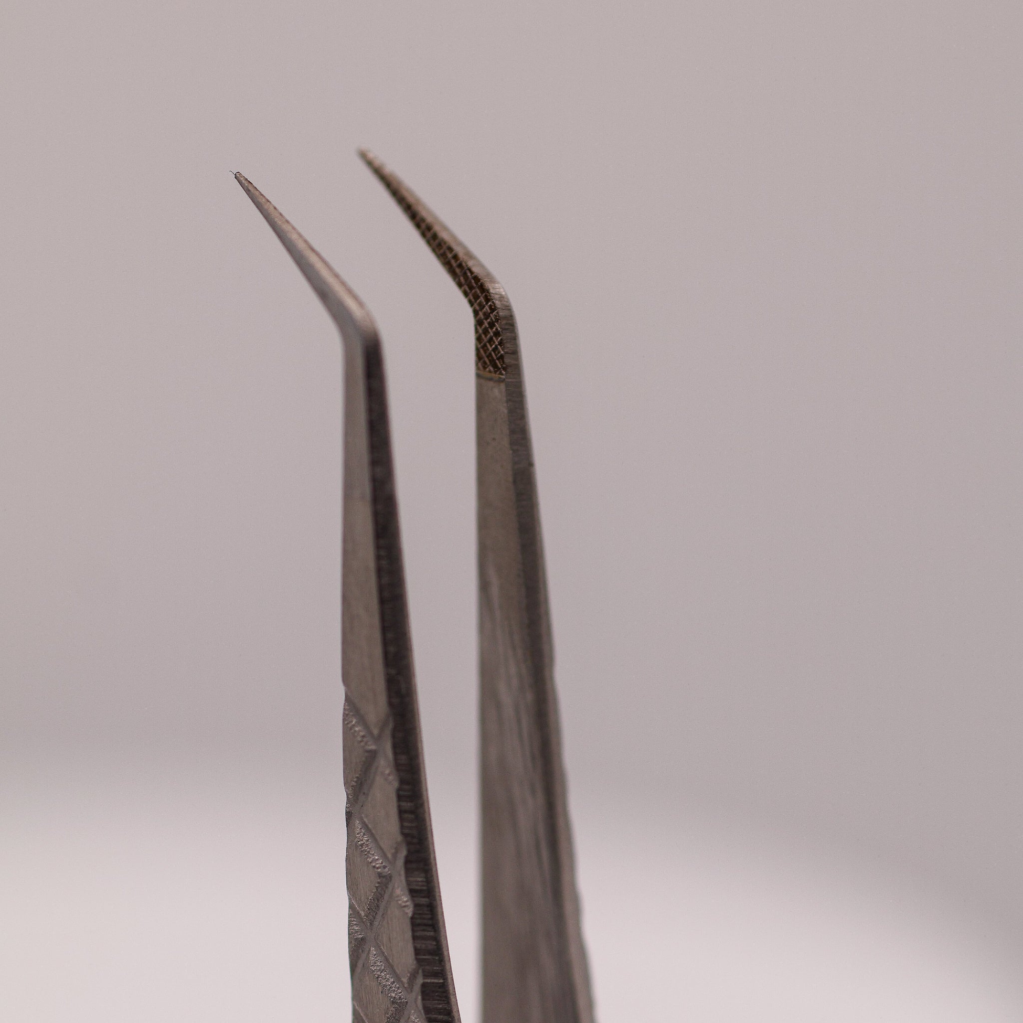 Close-up of LADYBUGLASHES Hybrid 45° Tweezers – fibre grip tip detail