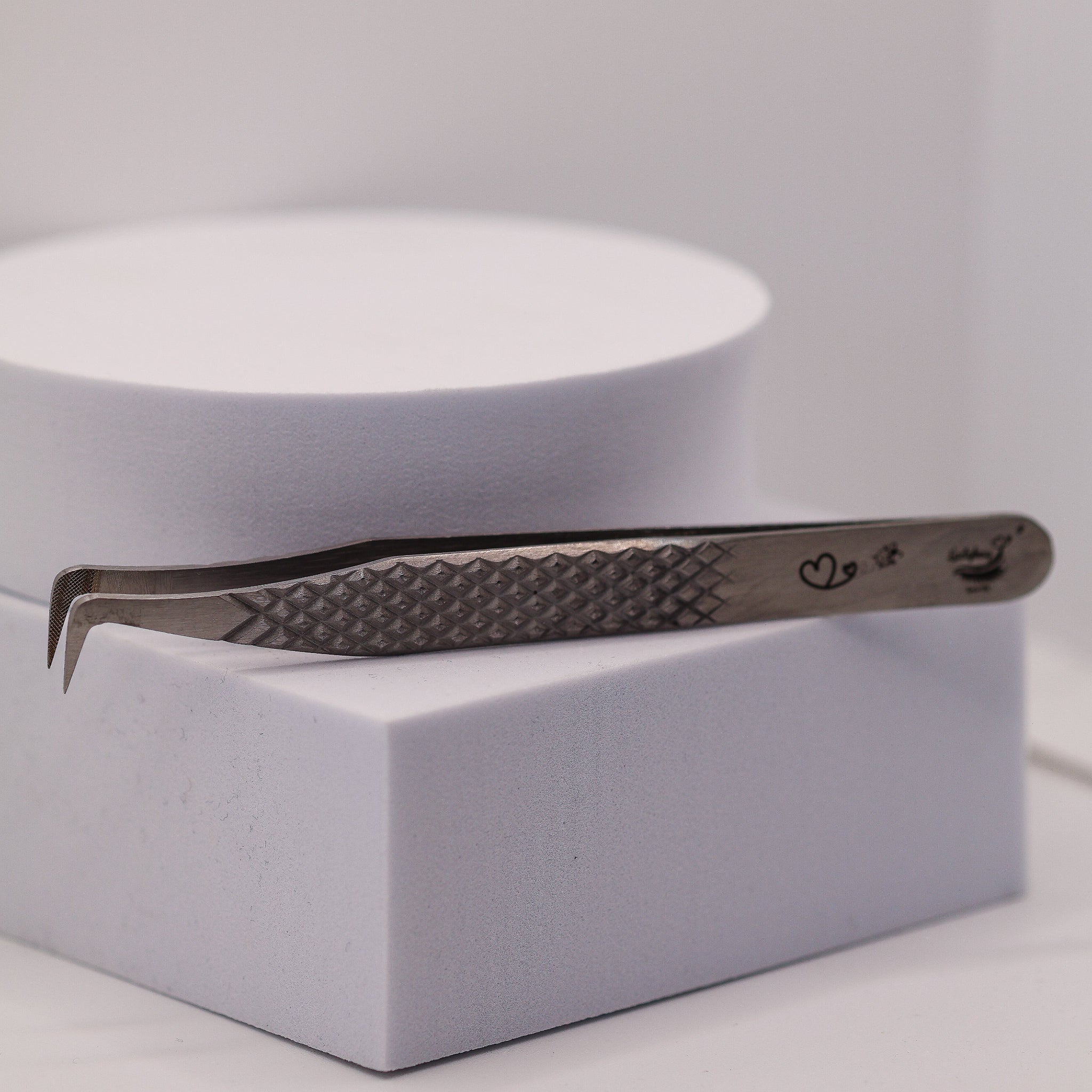 LADYBUGLASHES Fibre Grip Volume Tweezers – precision lash extension tool