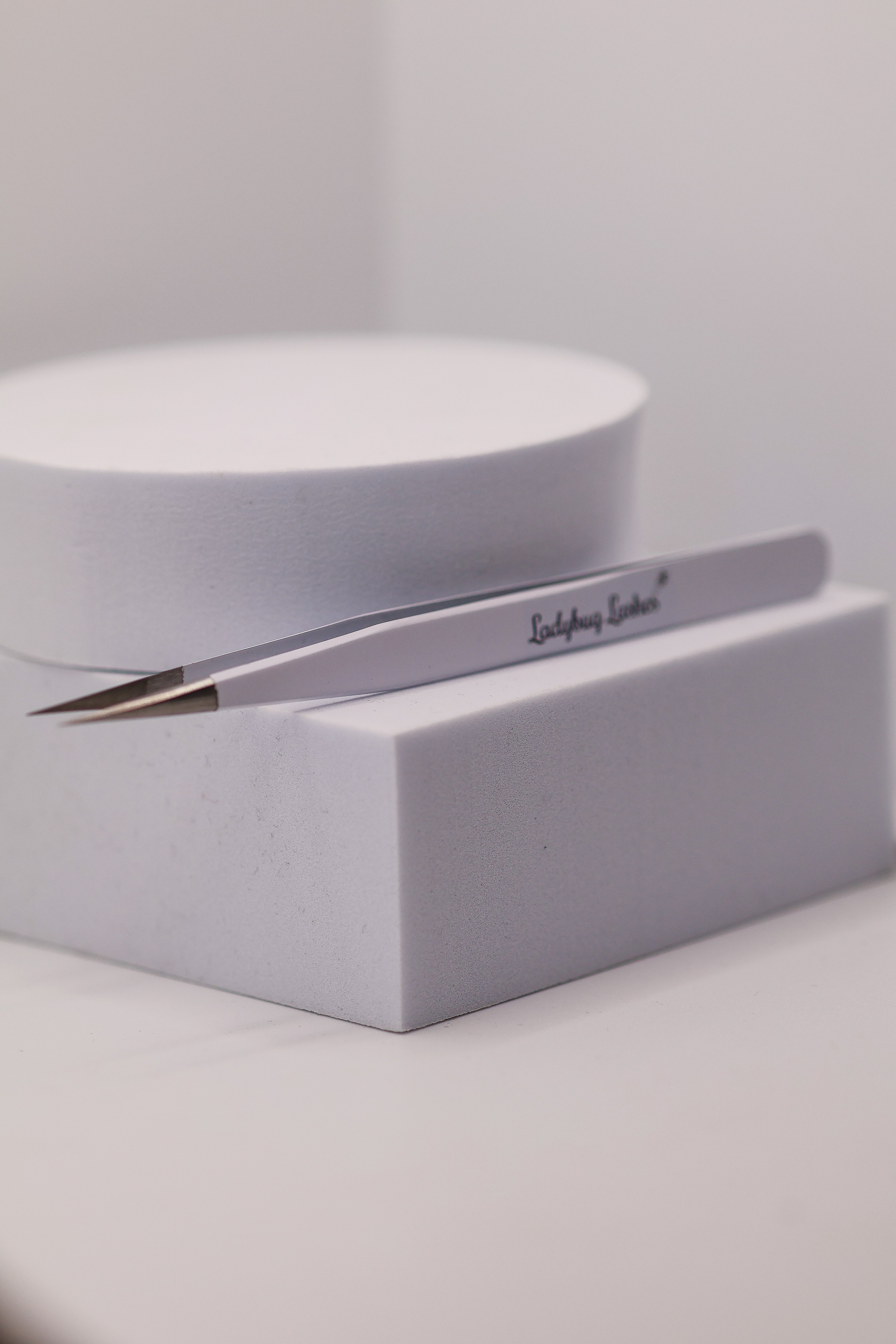 LADYBUGLASHES Straight Tip Isolation Tweezers Smooth Tip – precision lash isolation tool