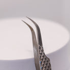 Close-up of LADYBUGLASHES All Purpose Curved 60° Tweezers – fibre grip tip detail