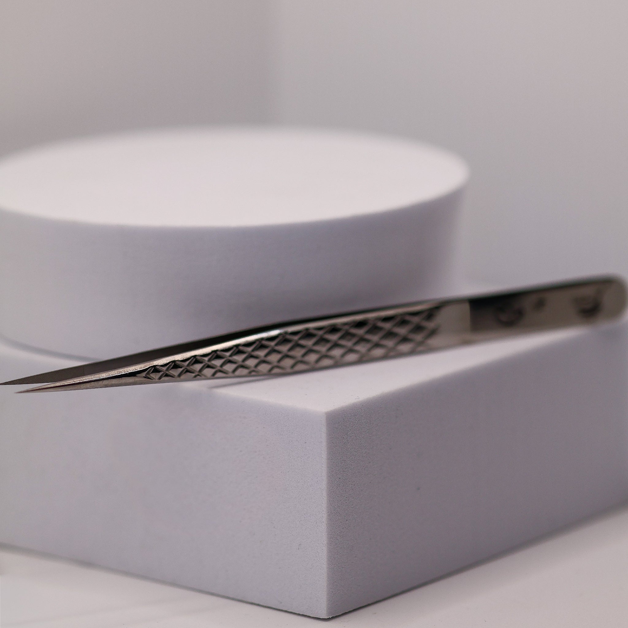 LADYBUGLASHES Isolation Tweezers Fibre Grip – precision lash isolation tool