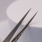 Close-up of LADYBUGLASHES Isolation Tweezers – fibre grip tip detail