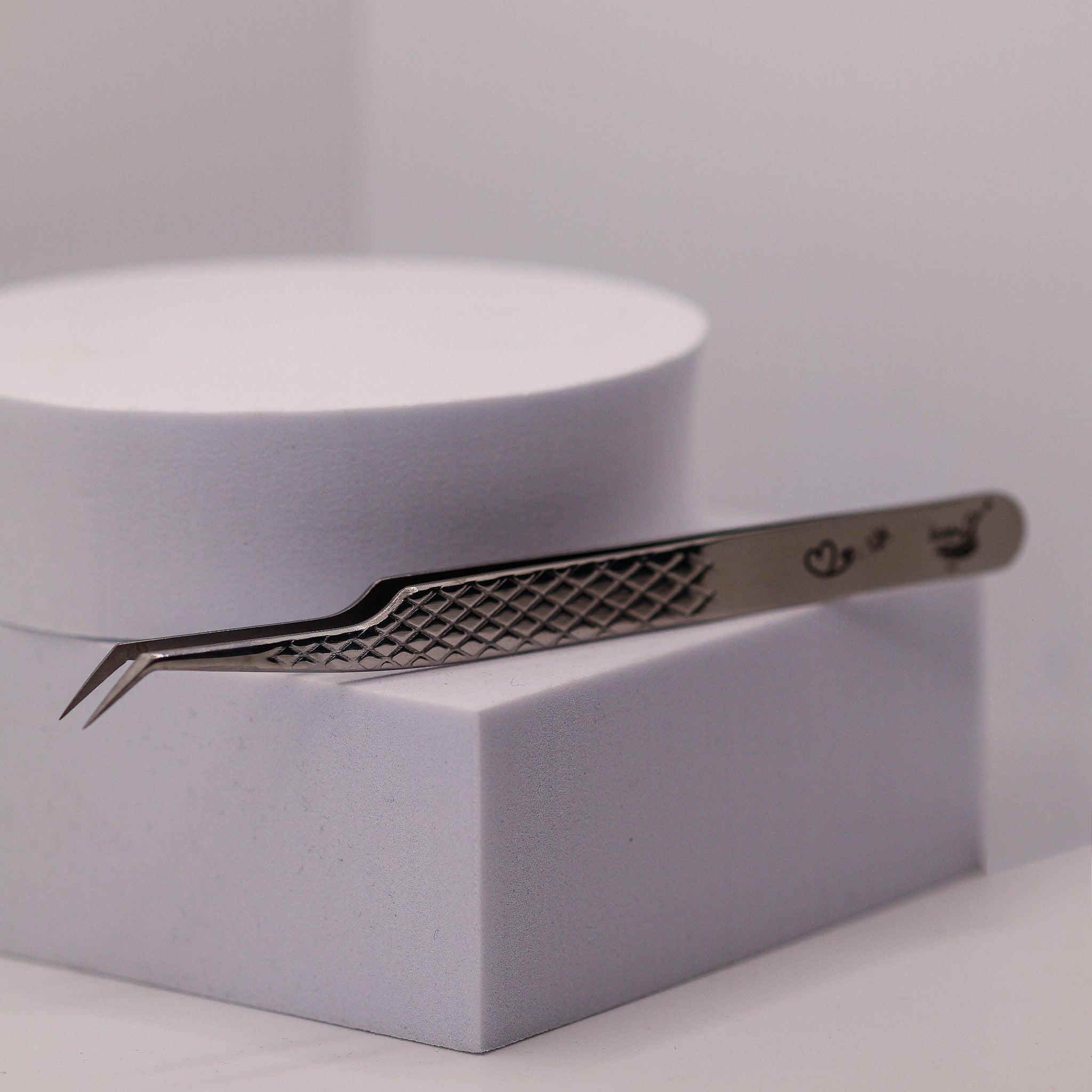 LADYBUGLASHES Angled Fibre Grip Volume Tweezers – silver
