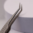 LADYBUGLASHES Angled Volume Tweezers – silver fibre grip tip, close-up