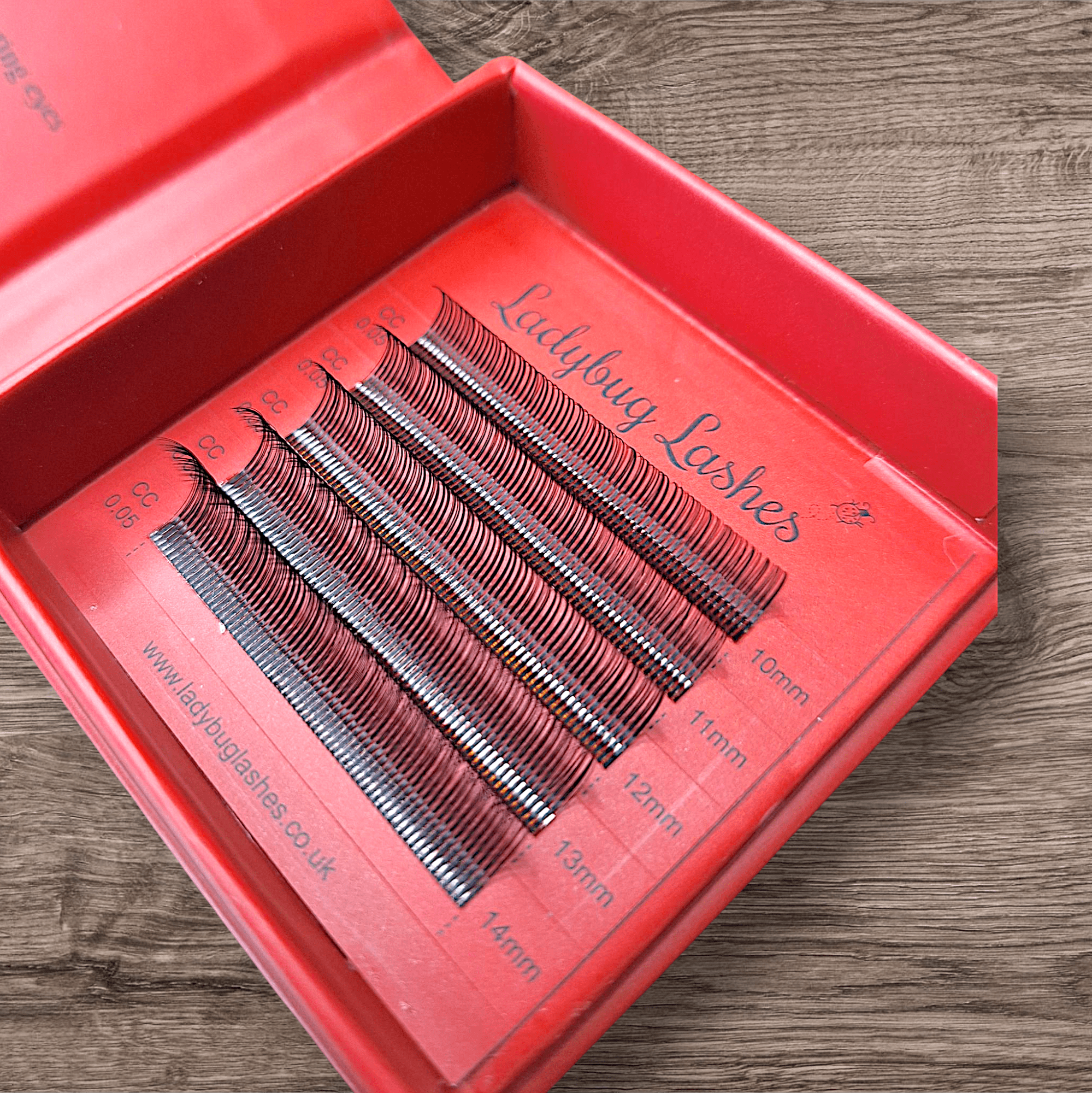 ladybuglashes lashglue lashtrays lashadhesive glueretention cloverlashes wlashes yylashes premades promades lashes