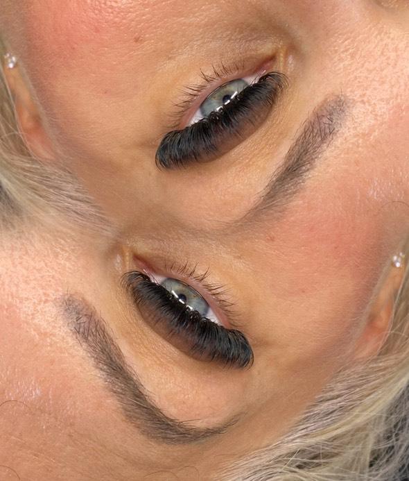 Stunning Platinum Velvet Volume Lashes – Mixed Tray (16 Rows)