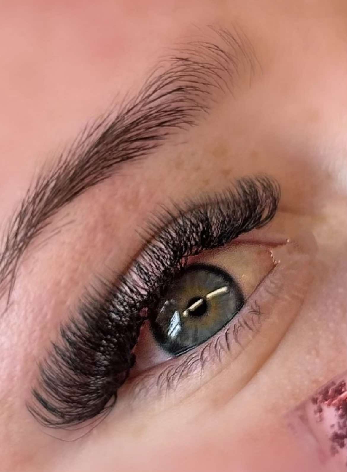 full and fluffy 8d clover lashes